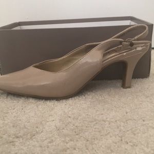 LIFE STRIDE Tan Patent Leather Slingback Heels